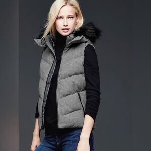 GAP Gray Quilted Hooded Puffer Vest with Faux-Fur Trim - Medium